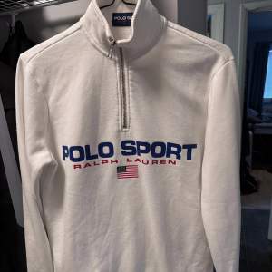 Säljer nu denna riktigt snygga ralph lauren sport half zip perfekt nu till vintern. Den är i strl 1 och den är lite noppig men det är enkelt att få bort, annars i fint skick. Bara att skriva ett DM vid intresse!