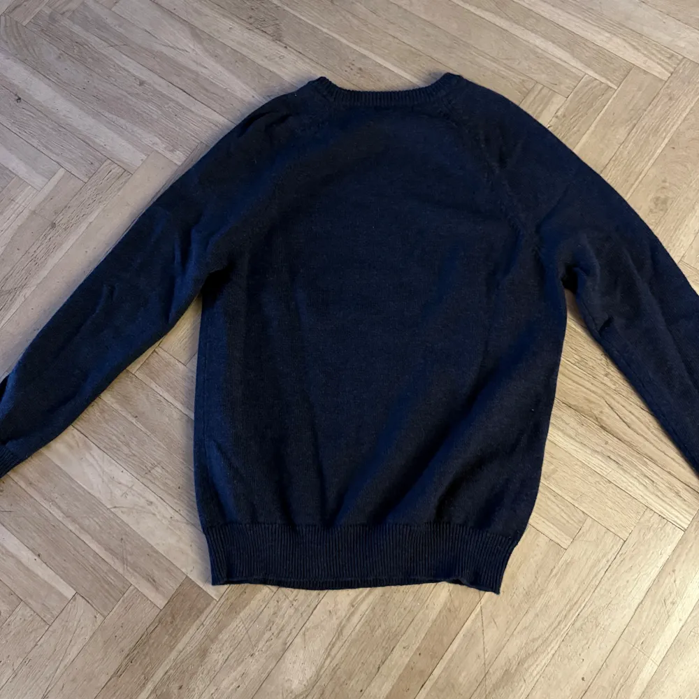 Säljer denna grymt fina och varma loro piana sweatshirt. Den är i stickat material och är endast använd 1 gång av mig så den är i nyskick. Den är i storlek S men passar oxå M. Färgen är mörkblå och den säljs för 600kr. Bara att skriva ett DM!. Tröjor & Koftor.