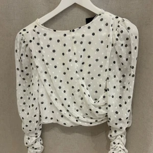 Prickig blus❣️ - Prickig blus från Lindex! Endast använd en gång och är som ny. Skriv om du vill ha fler bilder❤️