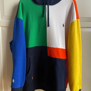 Ralph Lauren Color-blocked hoodie - Hoodie köpt i butik, i USA. Mycket fint skick, endast använd ett fåtal gånger. Kommer från djur- och rökfritt hem. Nypris 2695kr, säljes för 1000kr eller högstbjudande.