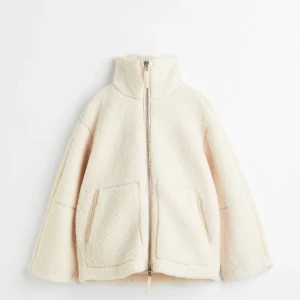 SLUTSÅLD TEDDY JACKA H&M - Jag söker denna i bruna färgen för byte! 