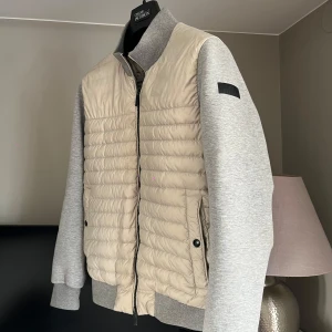 Hertego Cardigan - Köpt på United Fashion i Göteborg Nypriset: 5200kr  9/10 cond Väldigt gott skick