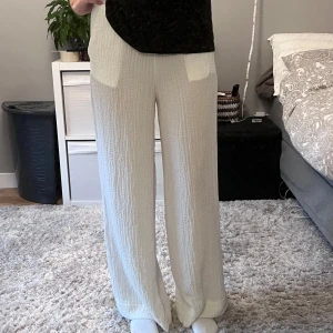 linnebyxor - jättefina linnebyxor med textur. lite genomskinliga men det hjälper att de är mönster i tyget. jag har sytt upp dom då de var väldigt långa (jag e 175). går att ha både hög och lågmidjade. passar allt mellan M och XS