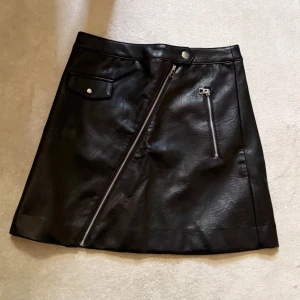 Kjol - Fin kjol i storlek S. Använd få gånger.