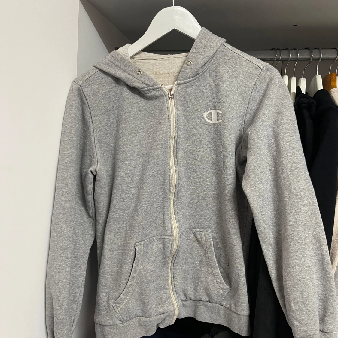 Grå hoodie från Champion