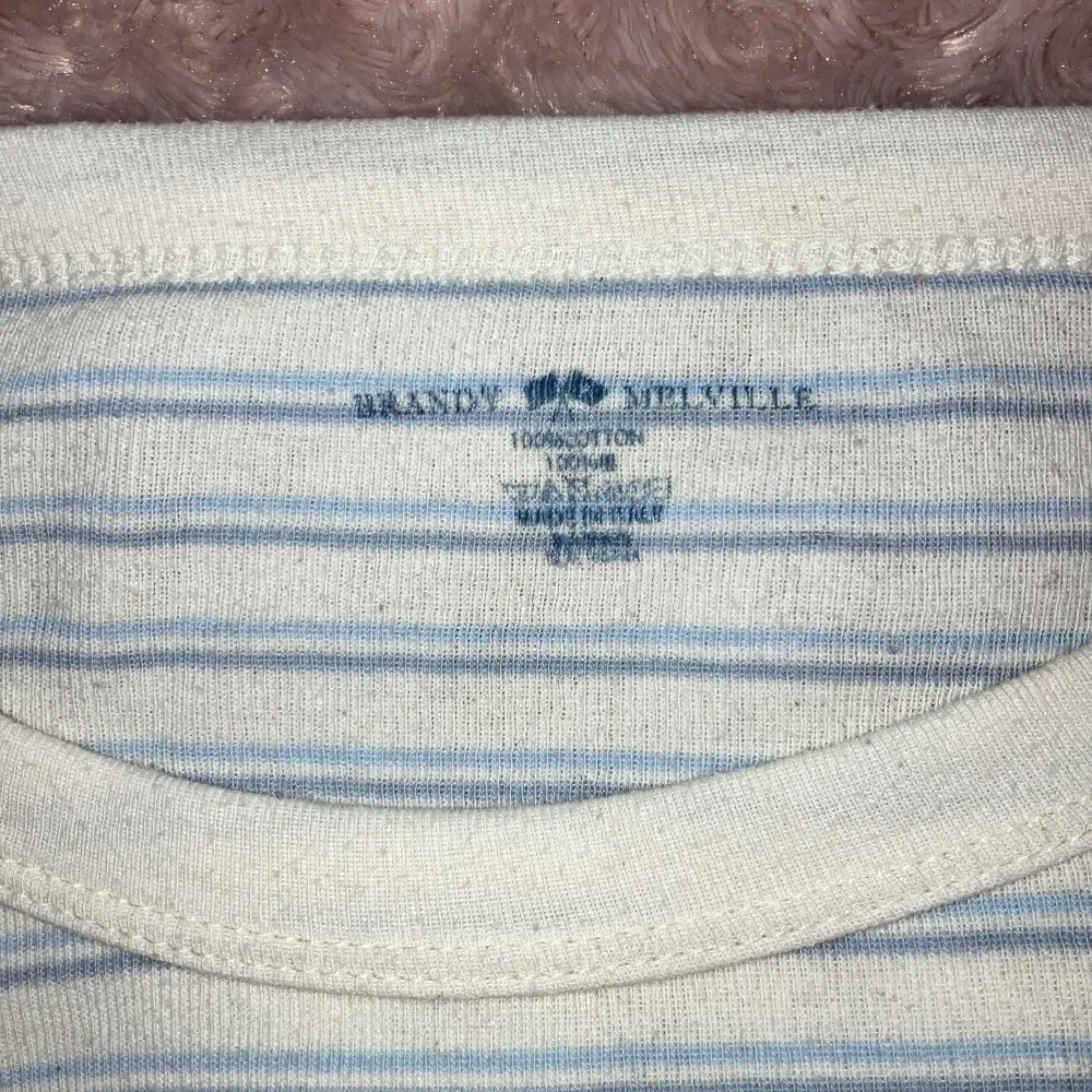 Säljer en randig tröja från Brandy Melville. De har en lite pösig pass form och är superbekväm. Perfek för både vardag och fest! Den är i bra skick och har en klassisk stil som aldrig går ur tiden. Passar perfekt till ett par jeans eller kostymbyxor . Tröjor & Koftor.