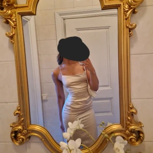 Balklänning - Champange färgad balklänning, storlek 38, använd en gång.