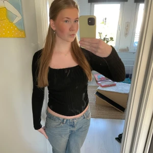 Svart ribbad topp från Shein - Säljer en svart ribbad topp från Shein i storlek S. Toppen är långärmad och har en tight passform, perfekt för både vardag och fest. Den är tillverkad i en mjuk och stretchig viskosblandning. Aldrig använd så i mycket bra skick!