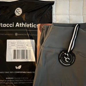 Träningstights (Oneractive, STACCI) - Båda i storlek S. Helt nya! Oneracrive och Stacciathletics 175kr st eller 275 för båda ☺️🫶🏽