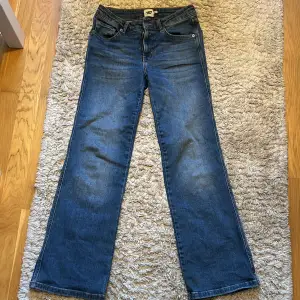 Dessa jeans har medel höjd i midjan är väldigt stretchiga och sköna.