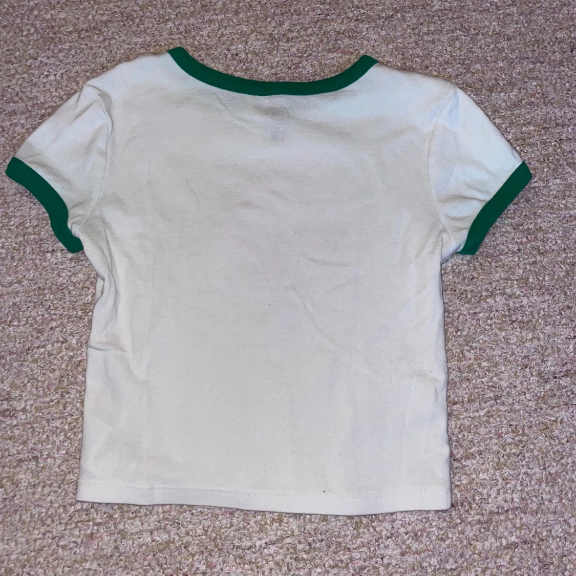 Vit T-shirt med gröna ”kanter” och rosa tryck. - 91