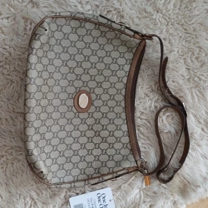 Äkta gucci väska  - äkta gucciväska köpt från Vestiaire, väldigt mysig och du kan styla den enkelt. 