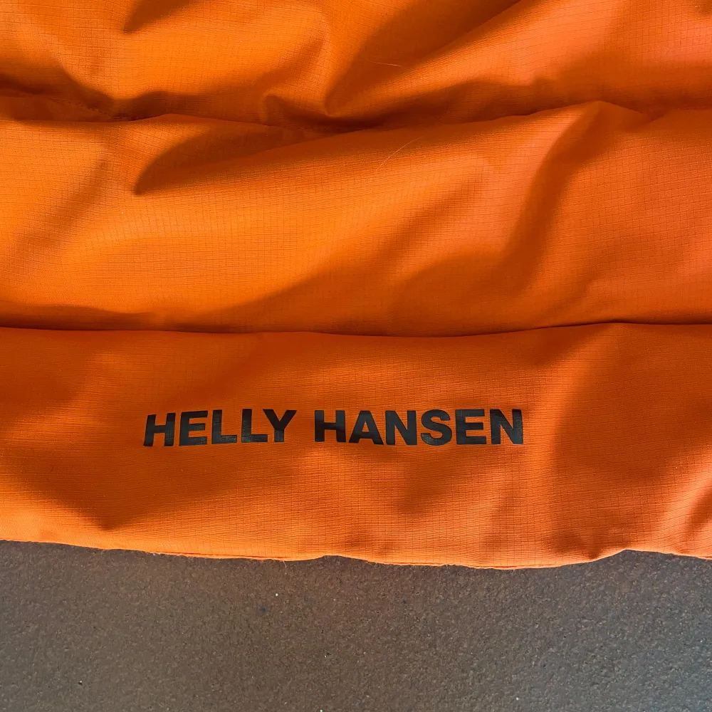 Jag säljer min helly Hansen jacka som jag har haft i cirka tre år, den är inte skadad på nåt sätt. Den funkar väldigt bra till en kall vinter. Om ni har frågor så kan ni skriva till mig.. Jackor.