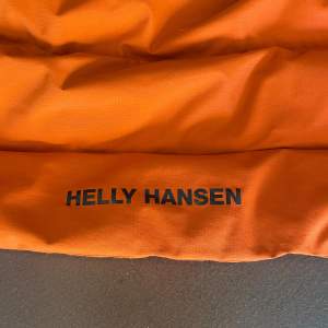 Jag säljer min helly Hansen jacka som jag har haft i cirka tre år, den är inte skadad på nåt sätt. Den funkar väldigt bra till en kall vinter. Om ni har frågor så kan ni skriva till mig.