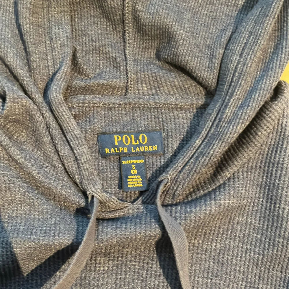 Säljer en riktigt fet marinblå Ralph lauren hoodie! Den är 10/10 i skick och storleken S (kan även passa M), hör gärna av er vid funderingar!. Hoodies.