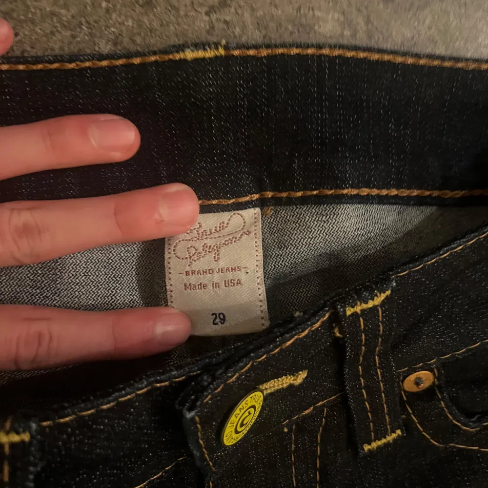 Yooo säljer ett par brud trues👀👀 aldrig använda, Jätte lågmidjade o sjukt feta överlag😻😻 Size 29🔴🔴🔴 Skriv till mig för frågor och funderingar💥💥. Jeans & Byxor.