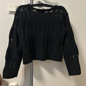 y2k hålstickad tröja - supersöt och trendig stickad tröja från italienskt y2k märke🎀 storlek S. hör av dig vid frågor❤️