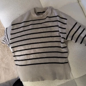 Randig tjocktröja - En randig tröja från lager storlek xs Använts några några lite nopprig men inget man tänker på skön och fin tröja