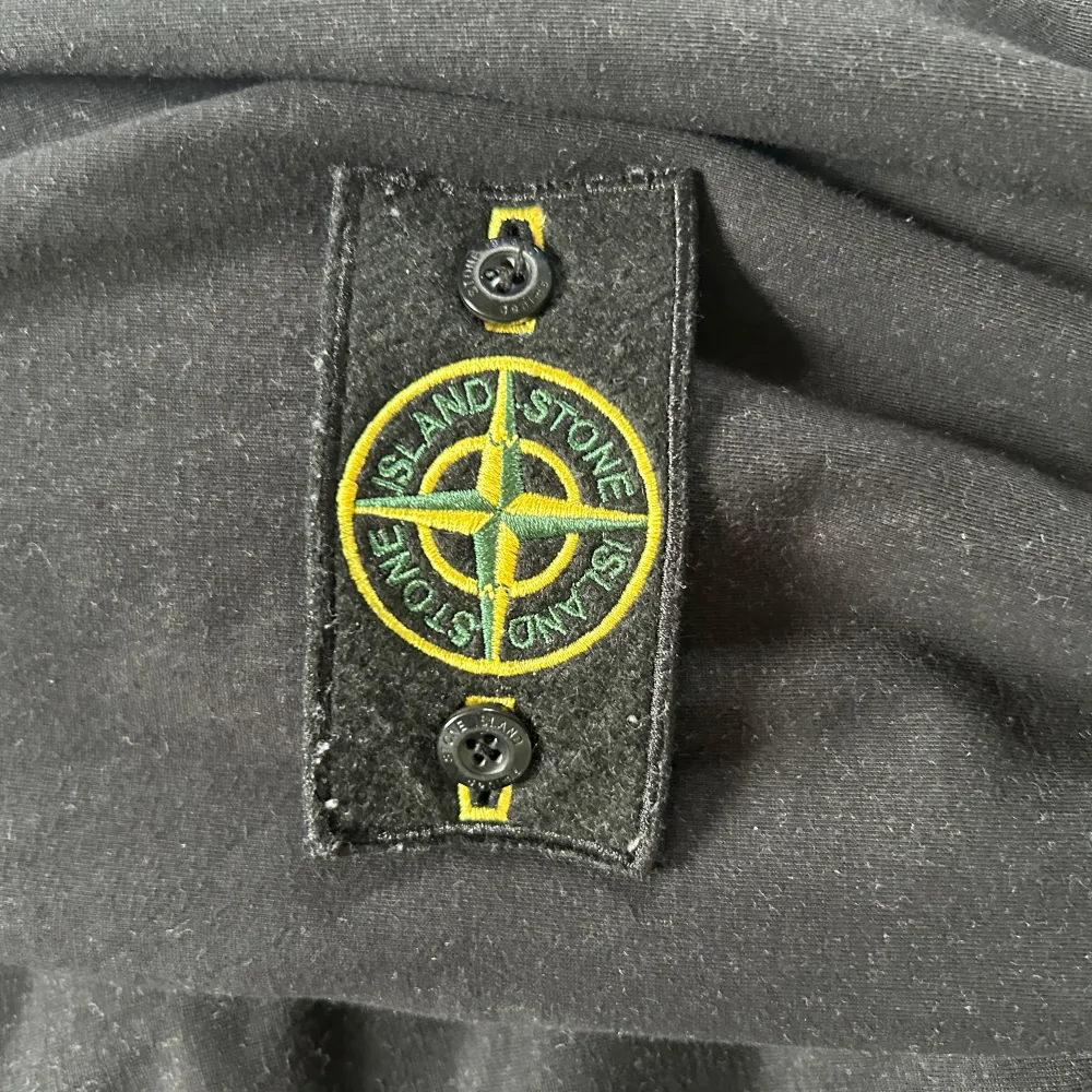 Stone Island hoodie storlek XL men passar bra L! Inga slitningar. Pris går att diskuteras!💸😀. Hoodies.