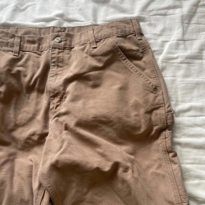 CARHARTT Carpenter Pants - De här gör lite ont att sälja, skitsnygga Carhartt carpenterbyxor i beige, oklart vad storleken är då det inte står på byxhelvetet men jag brukar ha 34 i midja och den sitter ungefär där. Baggy i stilen, klockrena och är som nya. Pris kan diskuteras!
