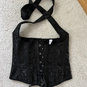 Korsett - Korsett storlek M, men passar fler då den är justerbar, endast använd en gång