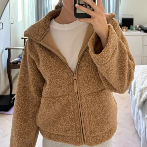 Teddyjacka hm - Helt ny teddyjacka från hm med prislappen kvar!🤍