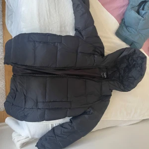 Varm och söt dunkappa från Zara - Den här kappan passar perfekt för alla väder och är väldigt varm. den kommer med en luva och är strl 13-14 yrs men passar mig (strl S).
