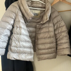 Herno jacka - Jätte snygg Herno jacka i den populära modellen Sofia i storlek 42 Den har lite smått märken som det blir på dunjackor men inget man tänker på