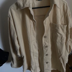 Jacka - Beige jacka frpn Gina. 