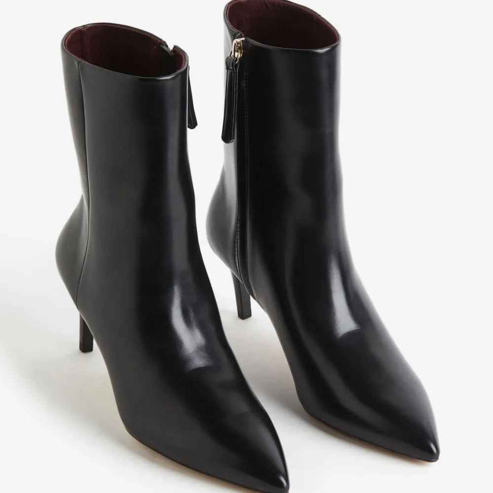 Jätte fina boots från H&M i storlek 38. Aldrig använt de, jätte fina nu till hösten🤎🍂🍁Prislappen sitter kvar. Nypris 499kr. Kengät.