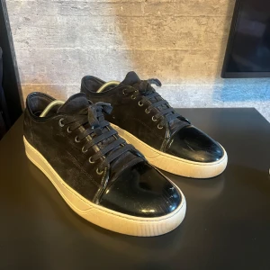 Lanvin cap toe - Tja, säljer nu mina lanvins då jag knappast använder dom längre, storlek 43/uk9. Skorna är i bra skick utöver några skador på cap toen, endast skor tillkommer vid köp!