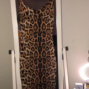 Leopard klänning  - Midi leopard klänning från shein, i str S.