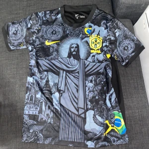 Fotbolls tröja - Jag säljer en brasiliansk fotbollströja Använt den ett par gånger  Den är i bra skick Storlek M Pris kan diskuteras