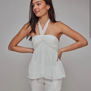 Top från nelly - Vit top från Nelly i storlek 36🥰 (bilder från hemsidan)