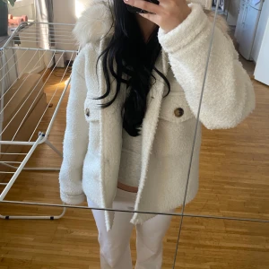 Chelsea jacka🤍💞 - Säljer nu denna super fina chealsea jacka då den inte längre kommer till användning.Jackan är one size vilket innebär att det passa dem flesta💞. För referenser är jag 163  cm lång och jackan känns mer som ett S än xs. Öppet för funderingar❤️💞