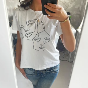 T-shirt  - Säljer en vit T-shirt i strl. XS från even&odd. Jättefint tryck på framsidan. Köptes sommaren 21 och har legat i garderoben de två senaste åren. Defekter på sista bilden är gula svettfläckar, därav priset.