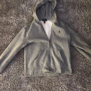 Ralph Lauren Zip - Tjena! Säljer denna sjukt snygga ralph lauren hoodien som är i perfekt skick och är perfekt till vintern!