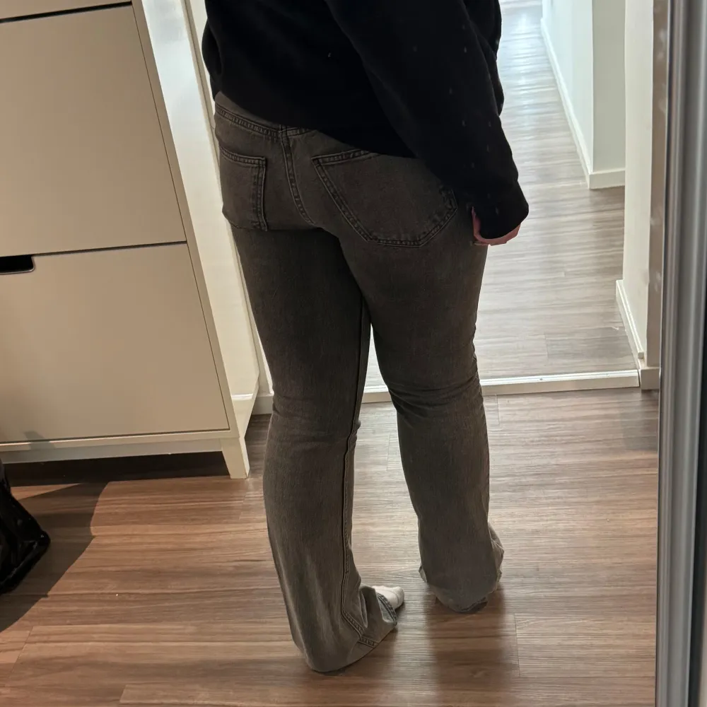 Jeans som är använda ett fåtal gånger. Säljer pågrund av att de blivit för små. Långa på mig som är 1.72, Low waist och bootcut. Pris går att diskutera🫶🏻. Jeans & Byxor.