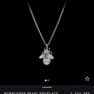 Maria Nilsdotter halsband - Maria Nilsdotter halsband med pärla och insekt. Väldigt bra skick. Nypris 2495kr. Säljer pga slutat använda silver smycken