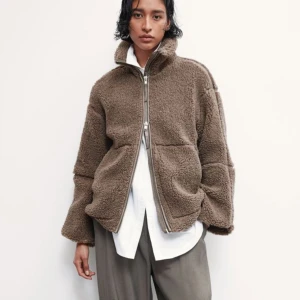 Teddyjacka h&m  - Brun populär teddyjacka från hm  Helt ny med prislapp!💕 Endast testad!