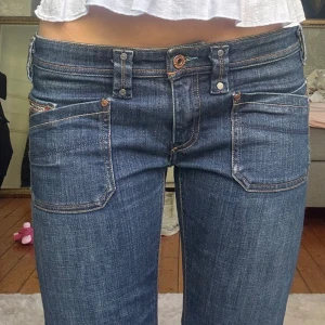 Diesel jeans  - Säljer såå snygga lågmidjade diesel jeans, gamla som min mamma haft så väldigt svåra att få tag på🥰🥰🥰 först till kvarn, använd köp nu knappen💛💛💛💛 38cm midjemått rakt över och innerbenslängd 79/80cm 