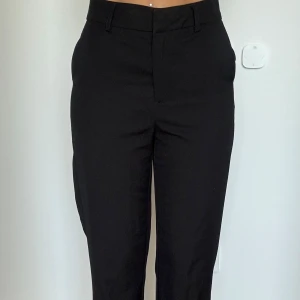 Kostymbyxor  - Från Vero Moda Fickor på sidorna Straight fit  I storlek 36/32   Inköpta i maj så de är sparsamt använda och säljer dessa nu pga för stora.   För referens så är jag 169cm lång  🌸