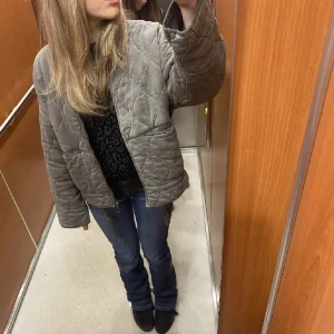 Zara jacka  - Säljer nu den här populära jackan från Zara som inte säljs längre. (Lånade bilder) skriv för egna bilder. Perfekt nu till hösten/vintern. Banden längst nere är borta men inget man tänker på därav priset. Kan mötas upp i Stockholm eller frakta💓