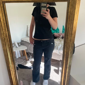 Svarta H&M jeans - Köpt från Vinted för 300kr säljer pga att de är för korta (168 cm) 