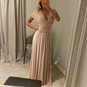 Rosa långklänning NY (Lapp kvar) - Säljer denna populära långklänning från Goddiva i ljusrosa. Perfekt till bal osv och går att knyta på så många olika fina sätt (se bilder). Tror det är one size, passar mig som är s/xs💘 Nyskick (aldrig använd och lappen är kvar)✨