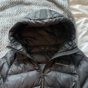 Peak performance jacka - Nu säljs min snygga peak jacka. Använd en vinter. 9/10 skick. Jätte varm och skön. Pris kan diskuteras!!