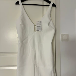 Vit klänning från zara  - Helt ny , prislapp på 