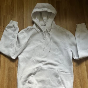 Vit Hoodie - Detta är en vit fin hoodie som är använd 1 gång, det är en jätte liten röd fläck på tröjan, säljer den därför för 299kr då jag köpte den för 899kr, skriv till mig vid intresse.