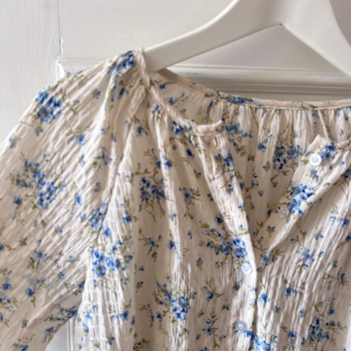 Blommig blus med långa ärmar - 90