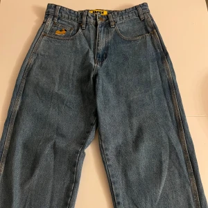 Butter Goods Jeans - Säljer ett par baggy Butter Goods jeans i strl 28. Inuti finns snören man kan knyta så att bälte inte krävs, precis som i alla andra butter jeans.